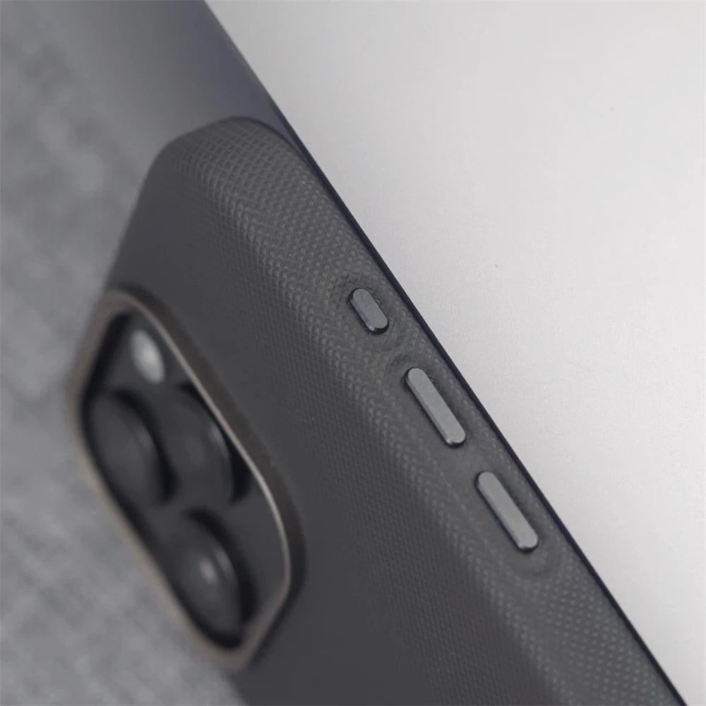 Capa Couro MagSafe – Moldura de liga metálica, couro PU e carregamento sem fio. Compatível com iPhone 13 ao 17 Pro Max.