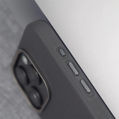 Capa Couro MagSafe – Moldura de liga metálica, couro PU e carregamento sem fio. Compatível com iPhone 13 ao 17 Pro Max.