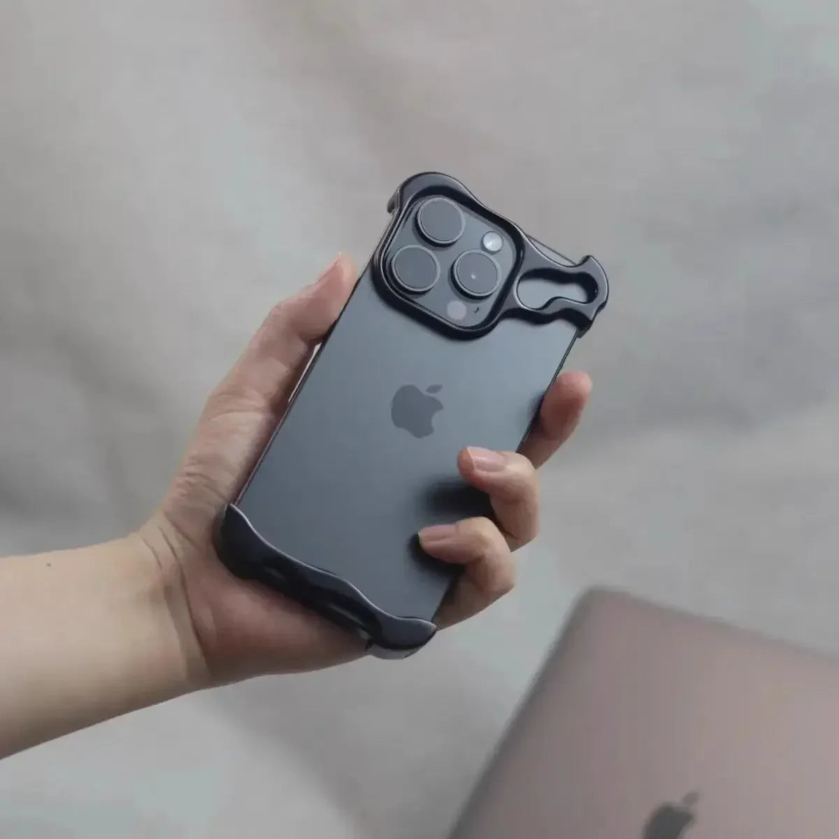 Capa Metal Bumper – Alumínio, proteção de lente e resistente a impactos. Compatível com iPhone 13 ao 17 Pro Max.