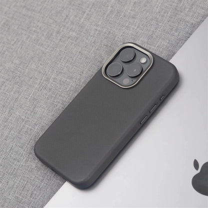 Capa Couro MagSafe – Moldura de liga metálica, couro PU e carregamento sem fio. Compatível com iPhone 13 ao 17 Pro Max.
