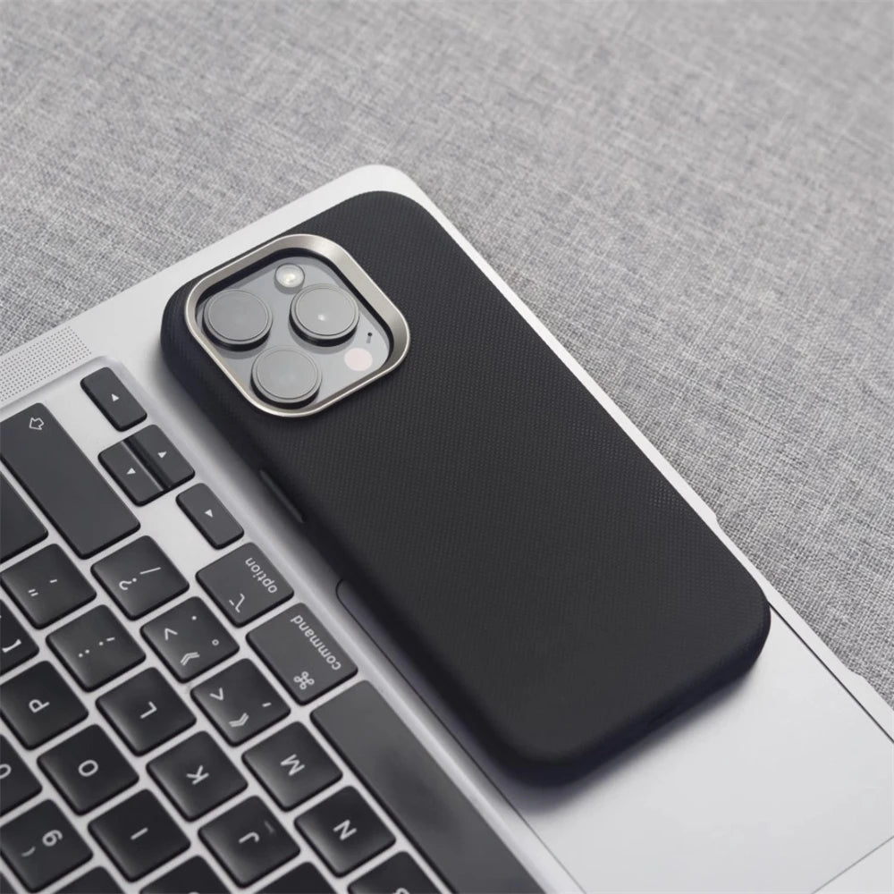 Capa Couro MagSafe – Moldura de liga metálica, couro PU e carregamento sem fio. Compatível com iPhone 13 ao 17 Pro Max.