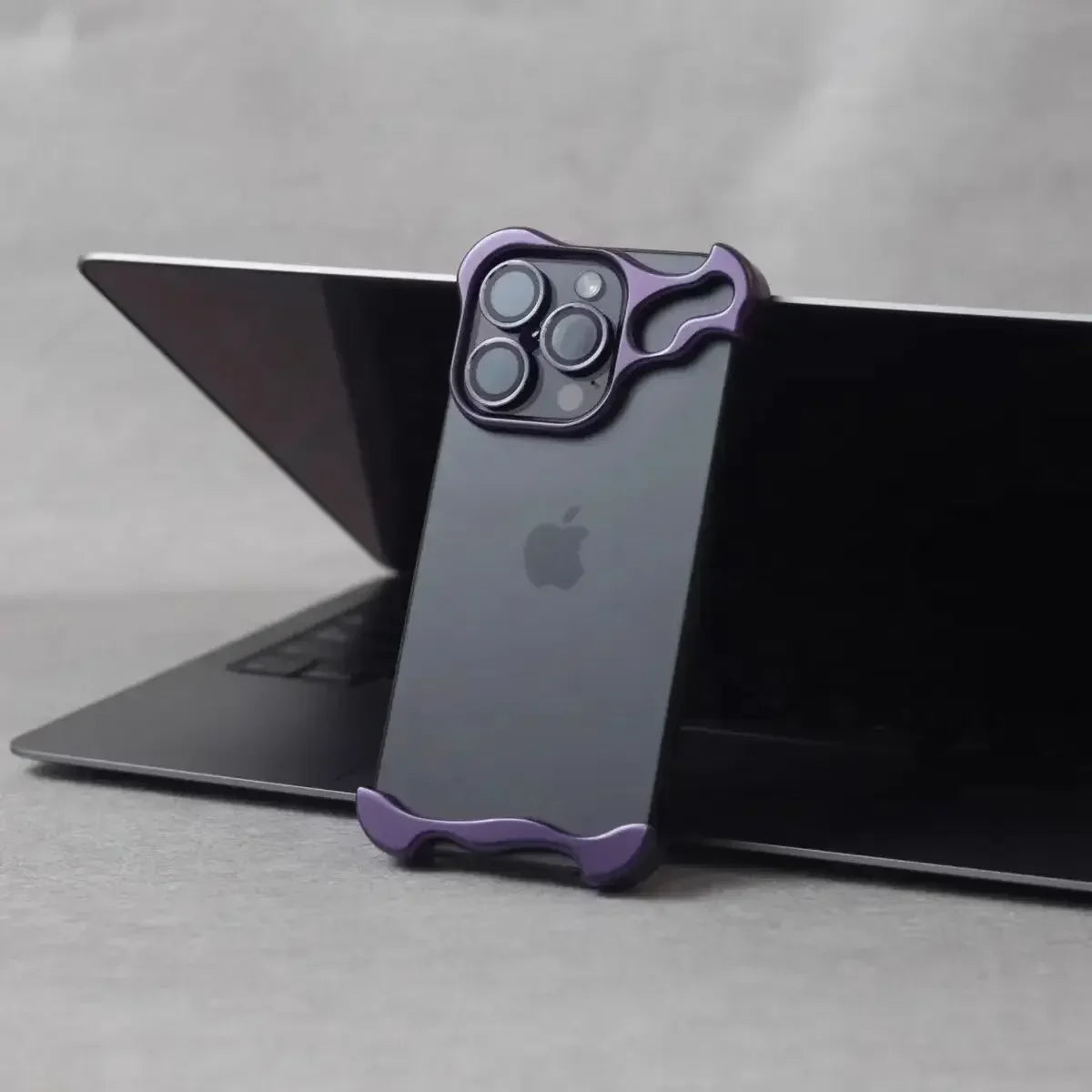 Capa Metal Bumper – Alumínio, proteção de lente e resistente a impactos. Compatível com iPhone 13 ao 17 Pro Max.