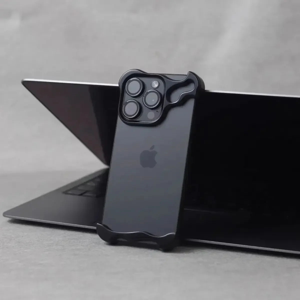 Capa Metal Bumper – Alumínio, proteção de lente e resistente a impactos. Compatível com iPhone 13 ao 17 Pro Max.