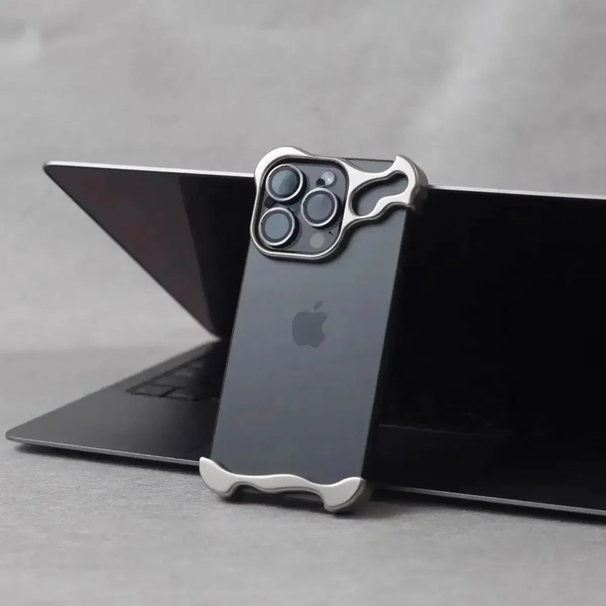 Capa Metal Bumper – Alumínio, proteção de lente e resistente a impactos. Compatível com iPhone 13 ao 17 Pro Max.