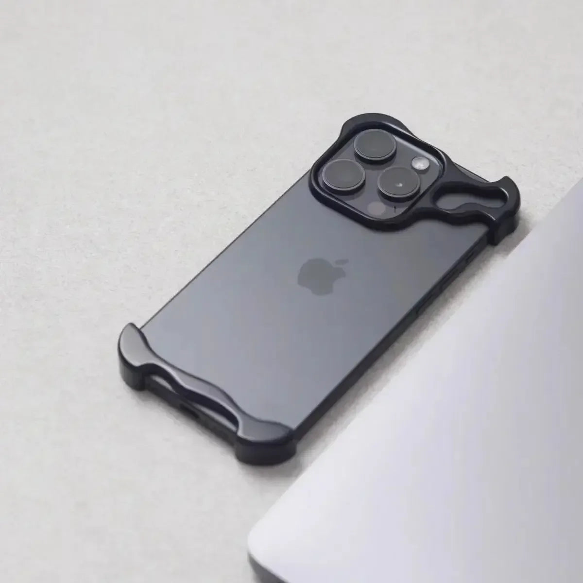 Capa Metal Bumper – Alumínio, proteção de lente e resistente a impactos. Compatível com iPhone 13 ao 17 Pro Max.