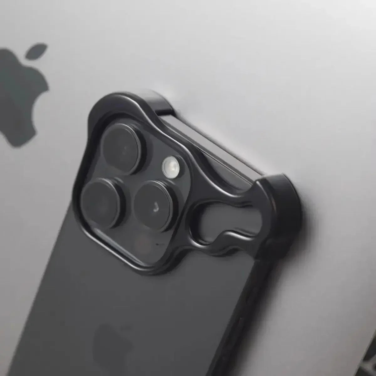 Capa Metal Bumper – Alumínio, proteção de lente e resistente a impactos. Compatível com iPhone 13 ao 17 Pro Max.
